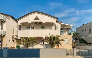 1 Bedroom Stunning Apartment In Vir