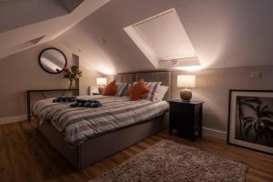 Portrush 3BR Skylight Suite | Walk to Beach & Food