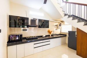 ELIVAAS Casa llios Stunning Getaway With Pvt Pool, Garden and Gazebo