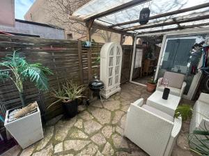 Beautiful studio with courtyard, parking and optional spa