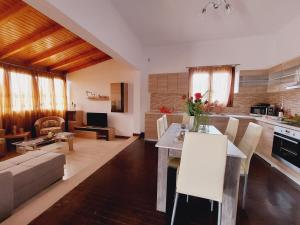 Alex Ipsos Apartment