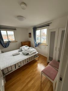 Lägenhet 2 sovrum med vardagsrum och kök i villa med gemensam ingång