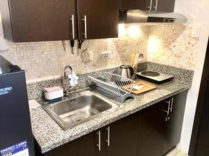 Cozy Staycation in Pioneer Woodland Mandaluyong