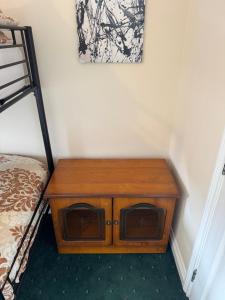 3 Floors, Sleeps 9, 3 Bathrooms, Parking, Yard, Gapton Hall GY