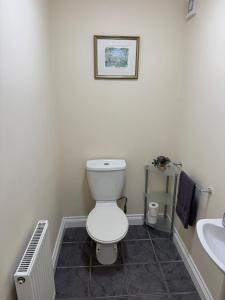 3 Floors, Sleeps 9, 3 Bathrooms, Parking, Yard, Gapton Hall GY