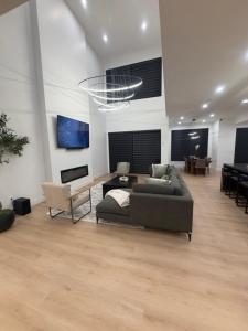 Downtown Luxe Stay - High River