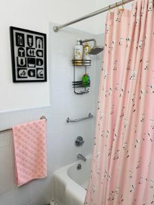 Boston Private Bedroom near train&buses