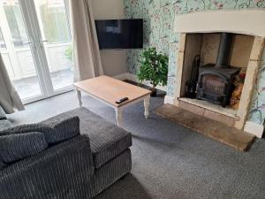 Fieldside House Beautiful Sleeps 6 House with Decked Garden