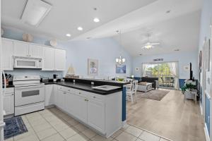 Magnolia Pointe 302 - Pool View