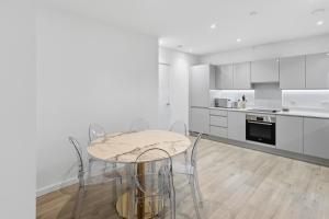 Stunning 2Bedroom Ensuite Apartment Near Excel & 02 Area