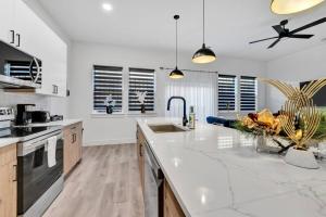 Fresh Modern 3BR • Rooftop • 5 min to Downtown