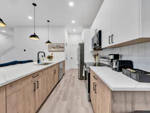 Fresh Modern 3BR • Rooftop • 5 min to Downtown