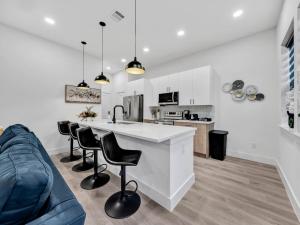 Fresh Modern 3BR • Rooftop • 5 min to Downtown