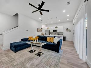 Fresh Modern 3BR • Rooftop • 5 min to Downtown