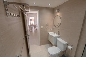 Amplio y luminoso estudio con balcón y parrilla en el centro