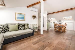 049 - Attico ELEGANTE, 10 minuti a piedi da MARE e SPIAGGIA - POSTO AUTO PRIVATO GRATIS, RISTRUTTURATO MARZO 2026