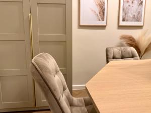 Elegant White Apartment in City Centre with Parking