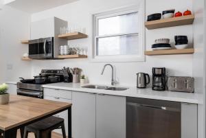 Spacious 2BR near UofT and College