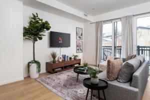 Spacious 2BR near UofT and College