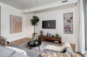 Spacious 2BR near UofT and College