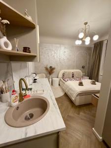 Elegant White Apartment in City Centre with Parking