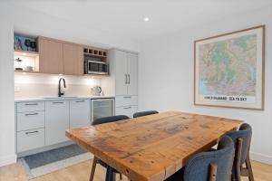 Private Cedar Sauna Retreat - Kitchenette, King Bed, Spa Bath - Deep Cove