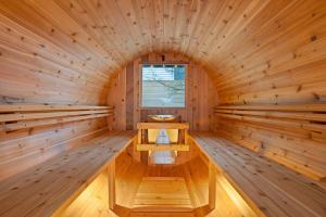 Private Cedar Sauna Retreat - Kitchenette, King Bed, Spa Bath - Deep Cove