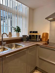 Modern Worksop Town Centre Apartment - Secure Parking & EV Charging