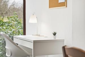 Comfortable 2-Bed Home with Parking & Garden Fast WiFi Near Town