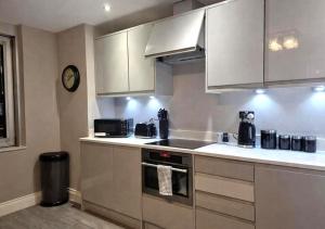 Stylish 2 Bed Apartment Sleeps 6 in Brighton Lanes