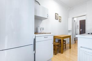 ADM Warm Spacious Apartment-FREE Parking in Center
