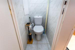 ADM Warm Spacious Apartment-FREE Parking in Center