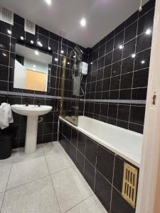 5 min walk from Limehouse Station