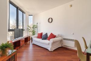 Cheerful Olympic Village Beach Apartment