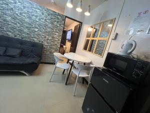 UNOS Place with Karaoke,Wifi,Netflix and Balcony