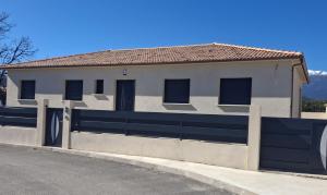 Villa neuve avec piscine
