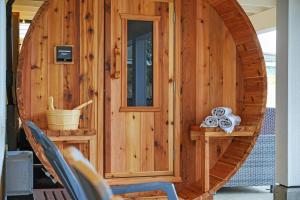 Private Cedar Sauna Retreat - Kitchenette, King Bed, Spa Bath - Deep Cove