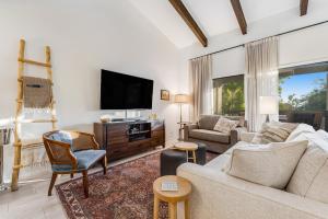 Downtown Condo with Free WiFi Central AC Furnished Balcony & Shared Pool