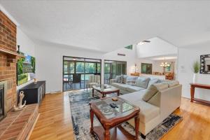 Emerald Shores - Lakefront, Private Dock & Fire Pit