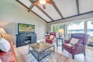 Summer Breeze - Lakefront w Private Dock!