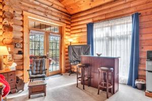 Liberty Pines - Lakefront Log Home, Swim Spa & Game Room