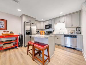 Lake Reflections - Lakefront with private dock, & Fire pit