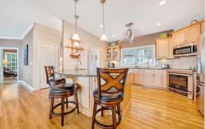 Lake Lookout - Private Home with lake views & Game room