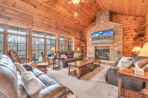 Liberty Pines - Lakefront Log Home, Swim Spa & Game Room