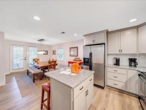 Lake Reflections - Lakefront with private dock, & Fire pit