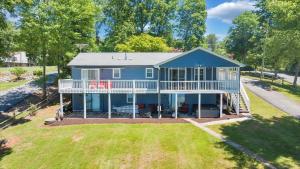 Lake Breeze - Private Dock and Hot tub