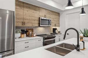 Wake to the Mountain View with Rooftop Hot Tub & Free Parking