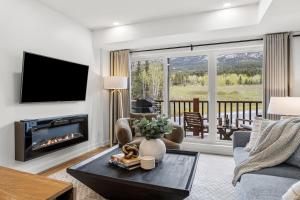Wake to the Mountain View with Rooftop Hot Tub & Free Parking