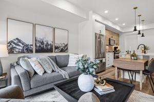 Wake to the Mountain View with Rooftop Hot Tub & Free Parking