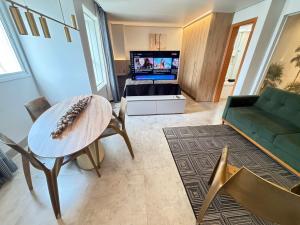 Excelente studio com uma Jacuzzi só pra vocês ! Entre o Marista e a praça do sol! A 15 minutos do Autódromo!